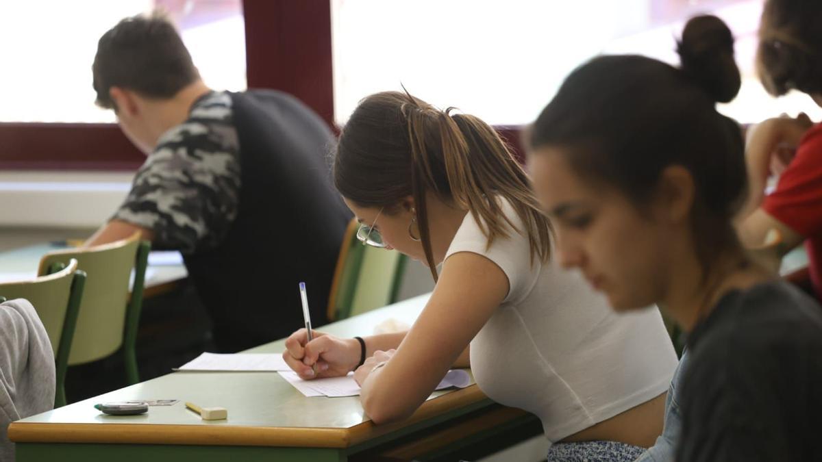 Estudiantes de selectividad en el examen de Historia de España en la UPV