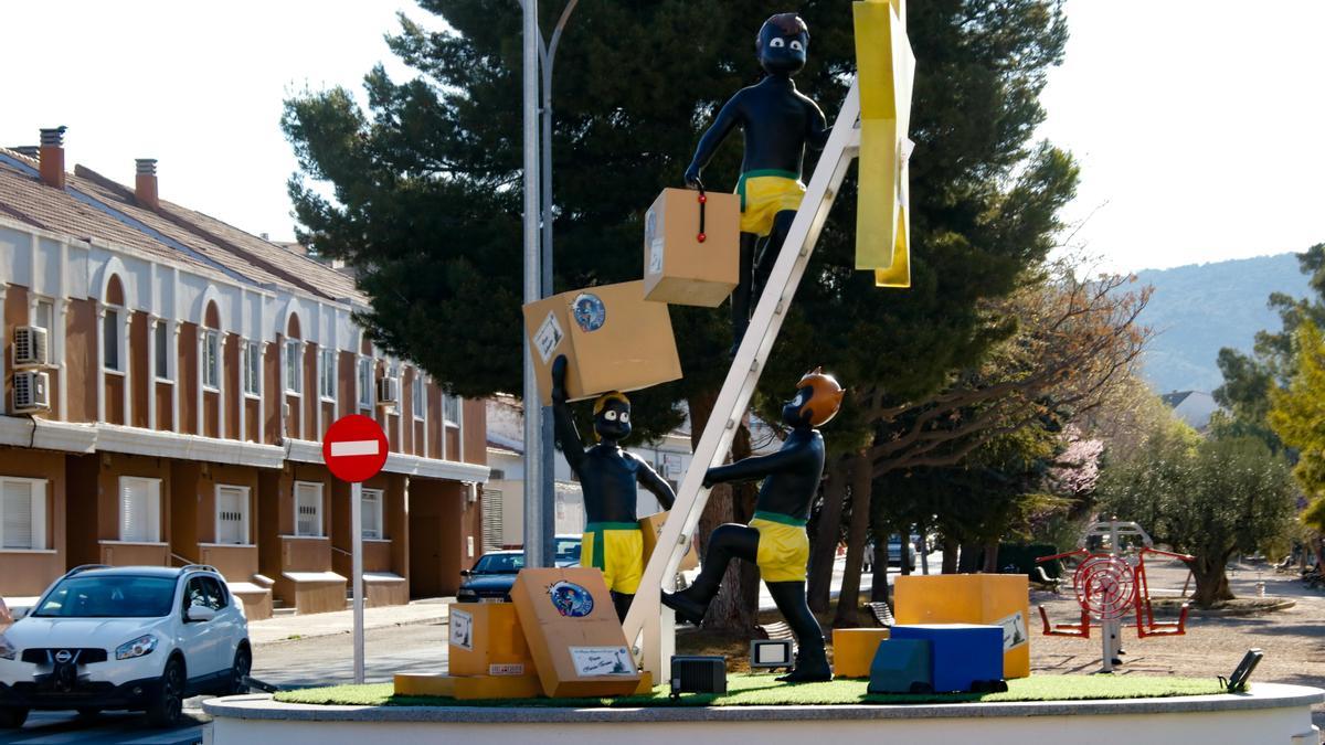 Las esculturas de los paqueteros de los Reyes Magos de Ibi vuelven a su monumento tras ser reparadas