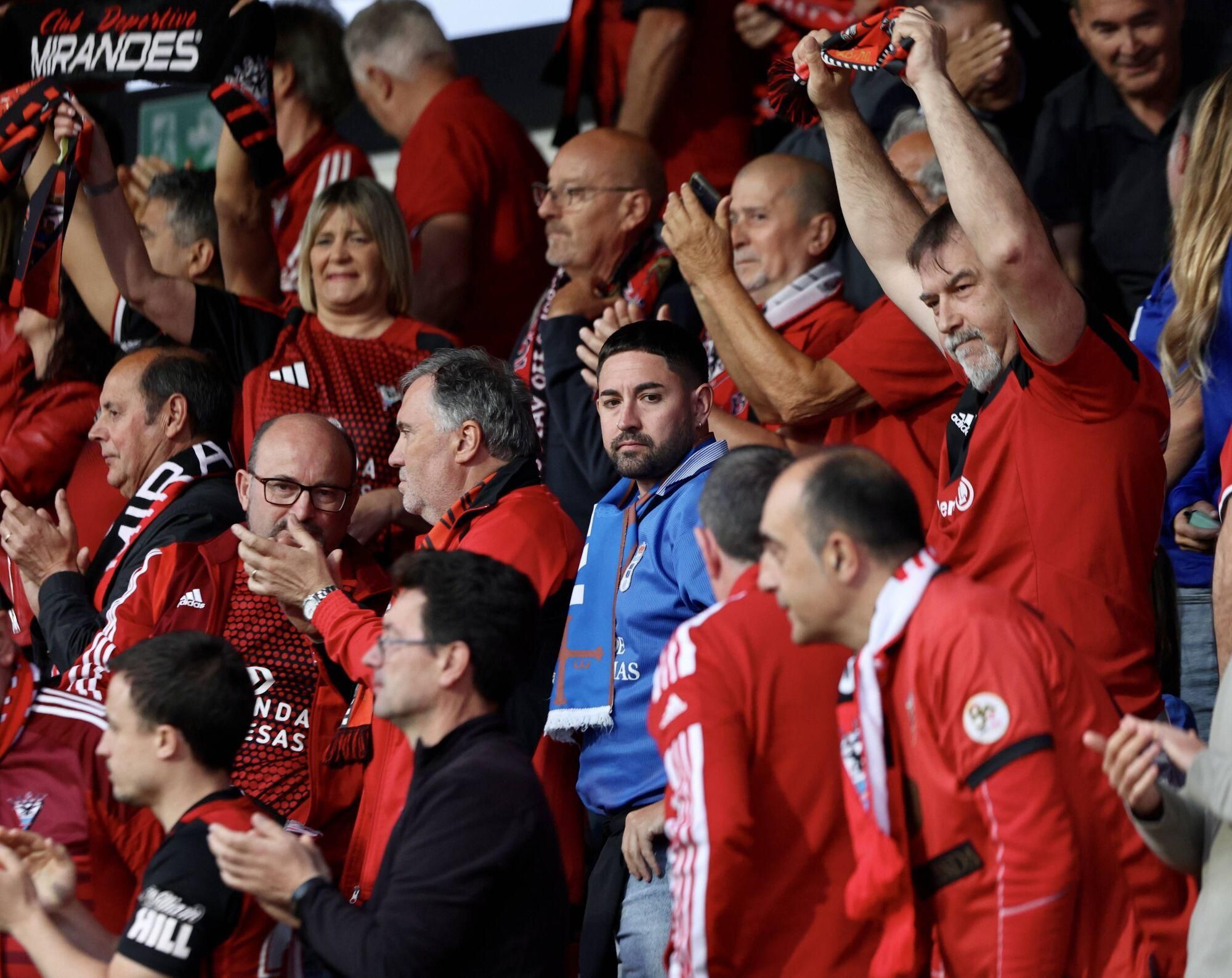 EN IMÁGENES: Ambientazo en el primer partido de la final por el ascenso a Primero entre Mirandés y Real Oviedo