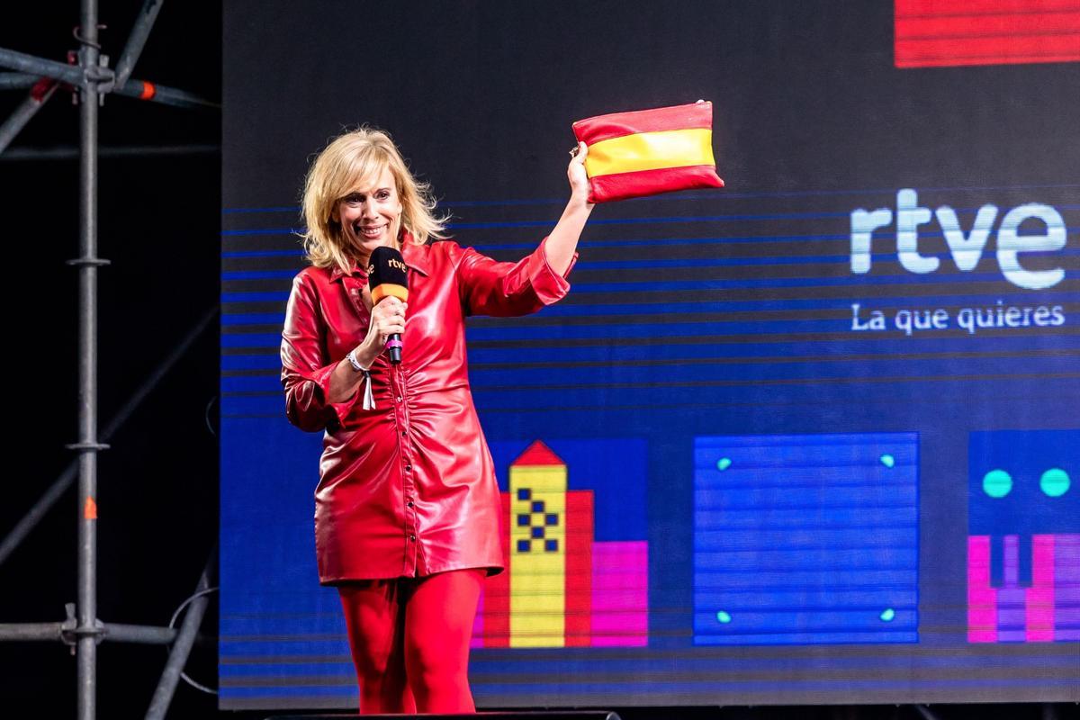 María Eizaguirre muestra orgullosa su &quot;Bolso MEC&quot; que vuelve locos a los eurofans