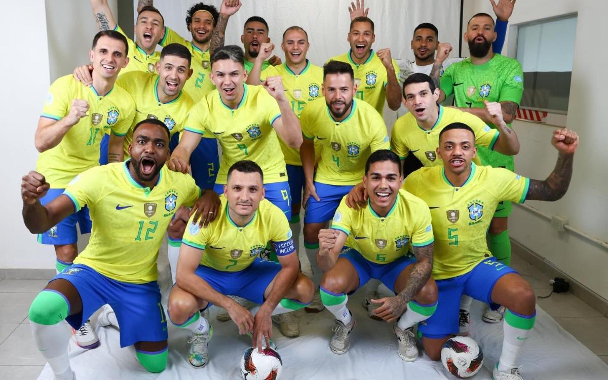 Cléber, abajo entre Dyego y Joao Victor tras ganar la Copa América 2026