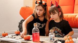 Dos niñas realizan una de las pruebas de ’Frank y la tarta encantada’.