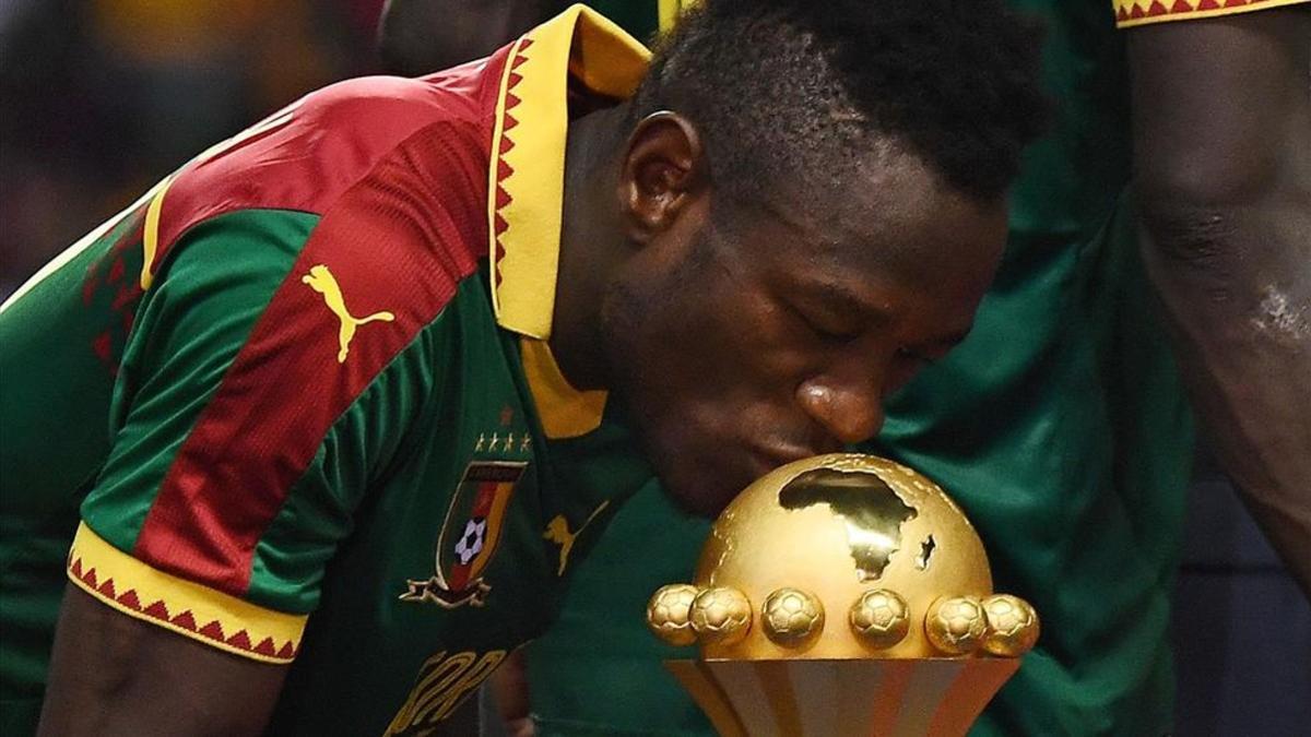 Bassogog, mejor jugador, junto al trofeo de la Copa África