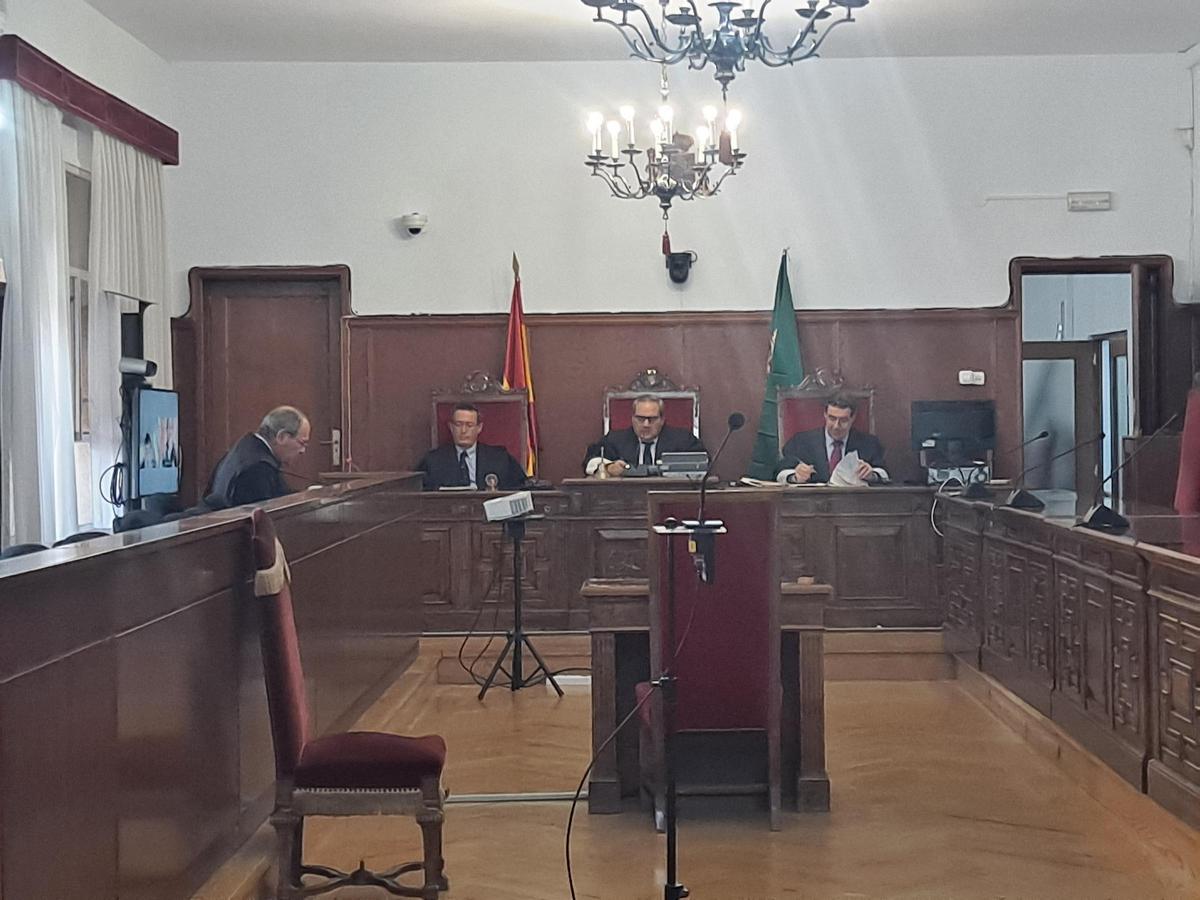 El tribunal y el fiscal, este miércoles en la Audiencia, donde el acusado y su abogado han comparecido por videoconferencia.
