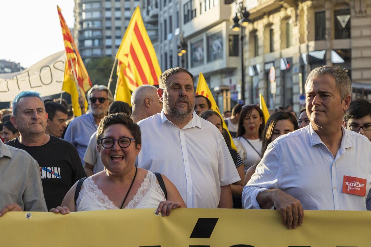 El presidente de ERC, Oriol Junqueras, tras la pancarta de Esquerra Republicana del País Valencià.