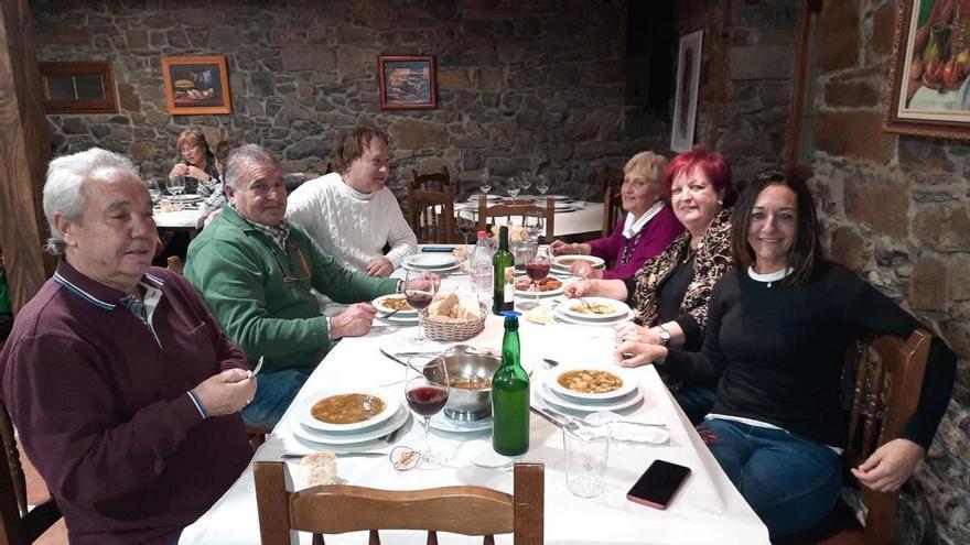 El pote rebosa en Turón: el valle mierense disfruta de su gran cita gastronómica