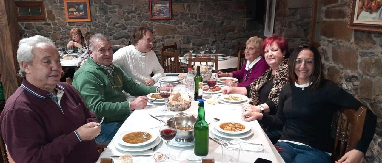 Un grupo de turoneses, disfrutando del pote en el Vatur.