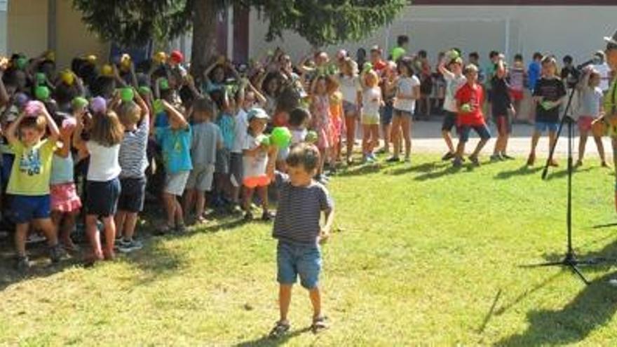 Participants al taller que fomenta el consum de fruita dolça.