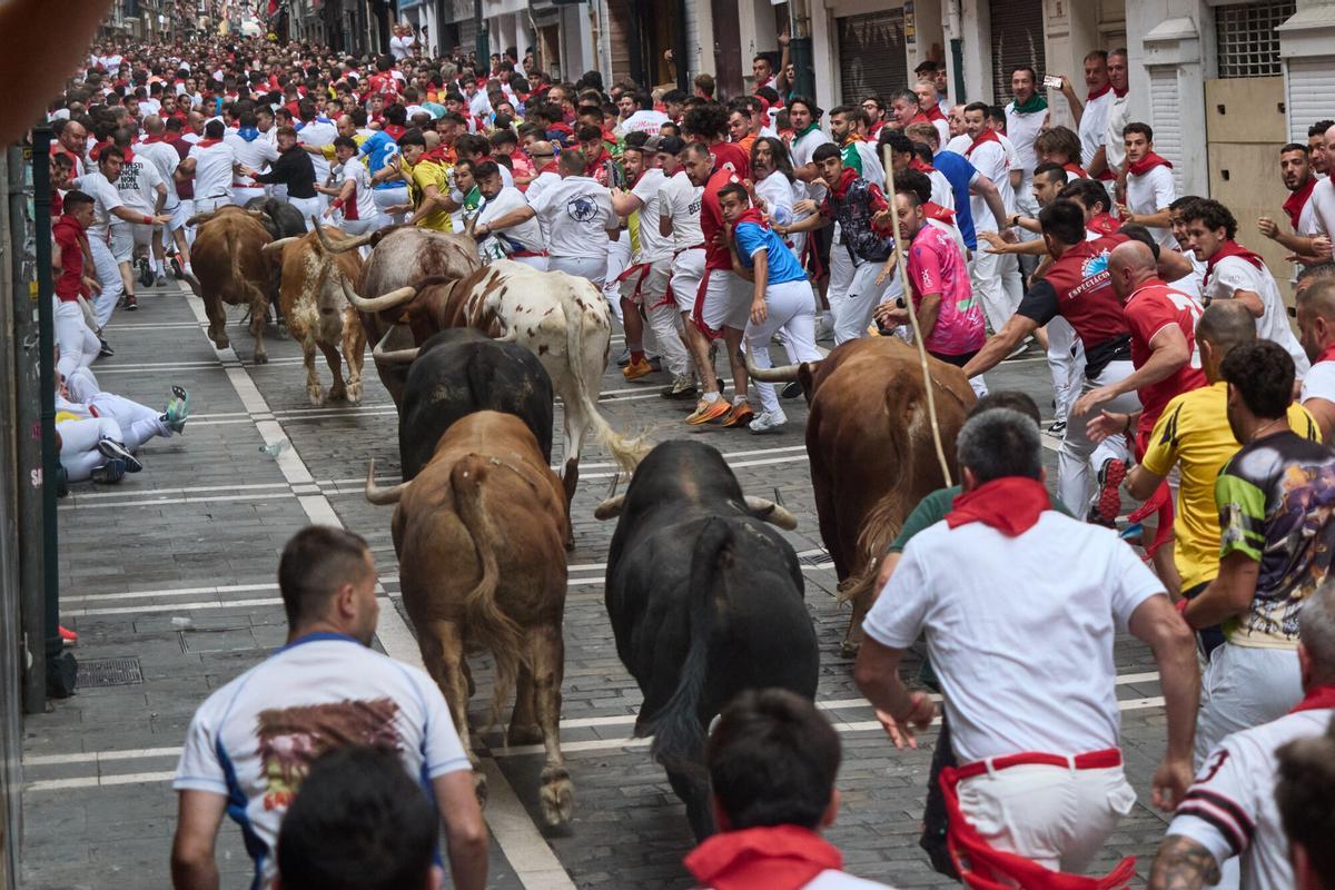 Veloz encierro de Álvaro Núñez con los toros liderando la carrera.