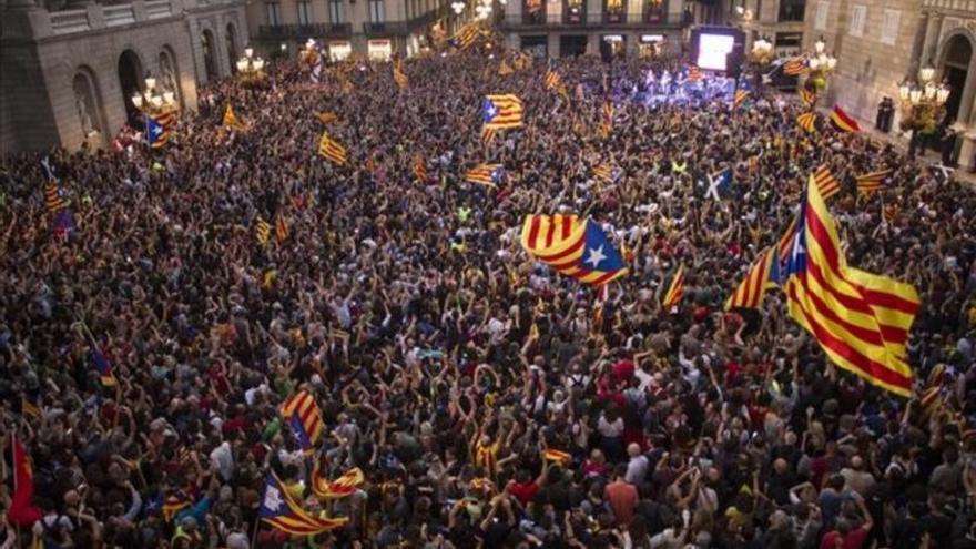 Rajoy desarma la república ilegaly cita a los catalanes para el 21-D