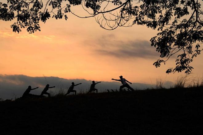 El entrenador de esgrima salvadoreño Ernesto Valladares (D) instruye a sus alumnos en San Pedro Masahuat, El Salvador.