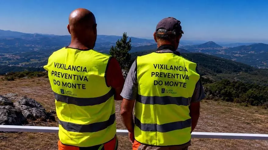 Vecinos contra el fuego en el monte gallego