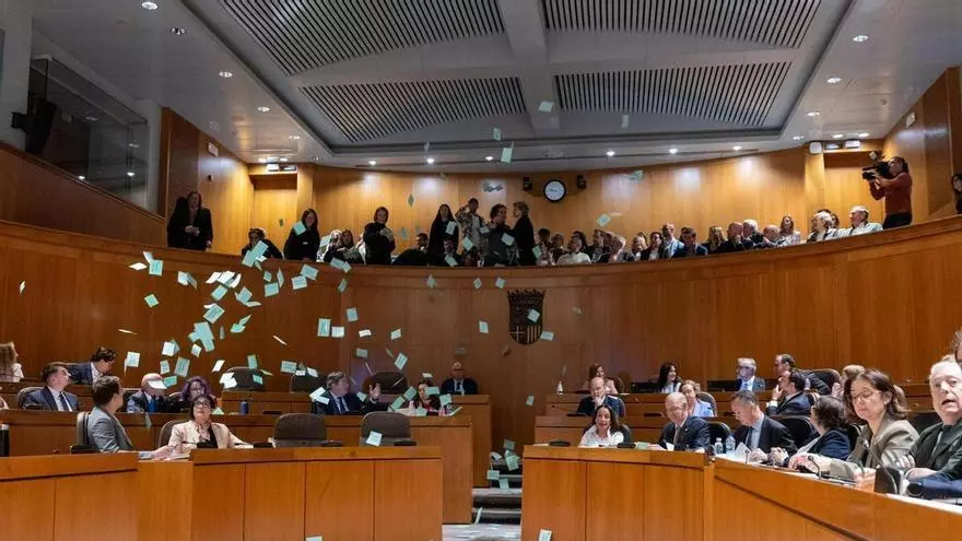 “Dinero público para la educación pública”: una lluvia de papeles interrumpe al presidente Jorge Azcón hablando de la concertada en las Cortes de Aragón