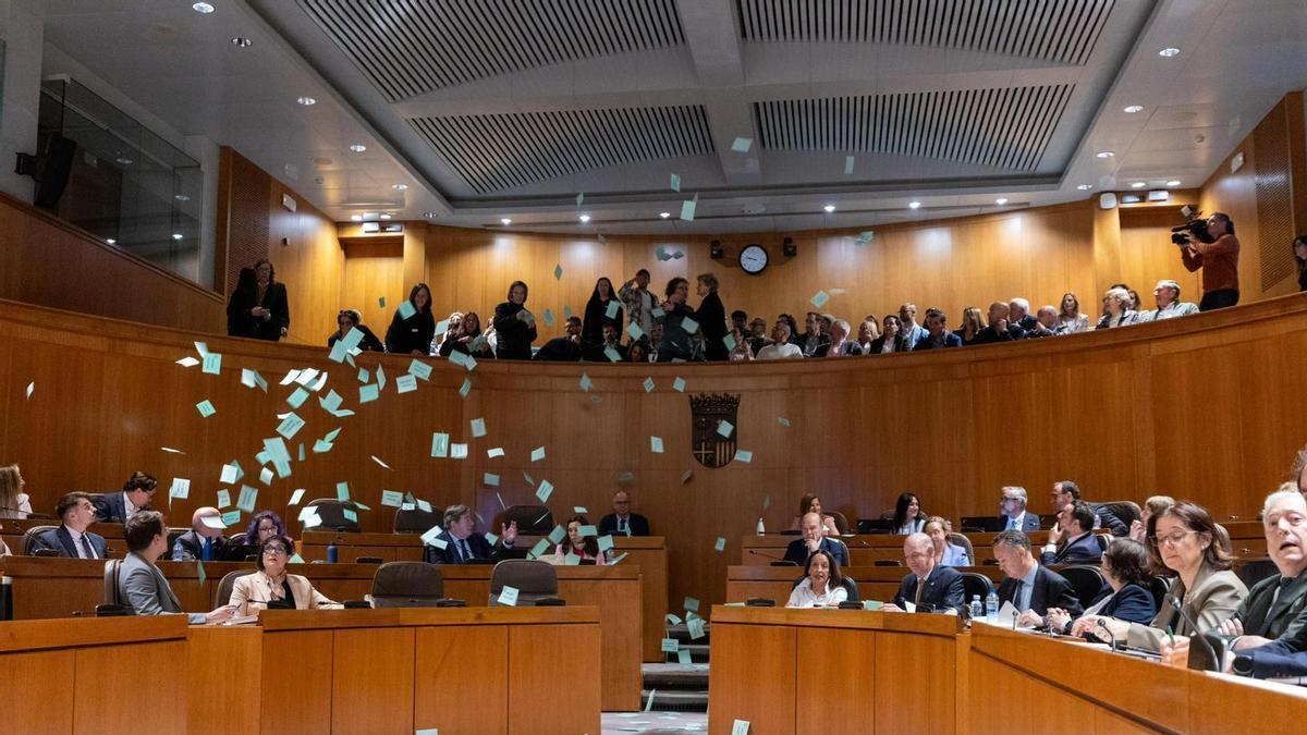 “Dinero público para la educación pública”: una lluvia de papeles interrumpe al presidente Jorge Azcón hablando de la concertada en las Cortes de Aragón