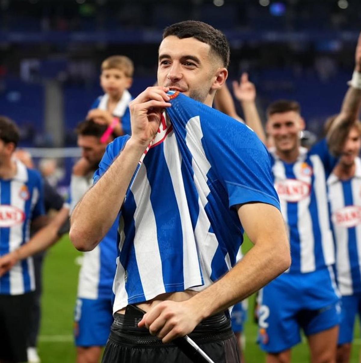 Joan García se besó el escudo del Espanyol tras la salvación