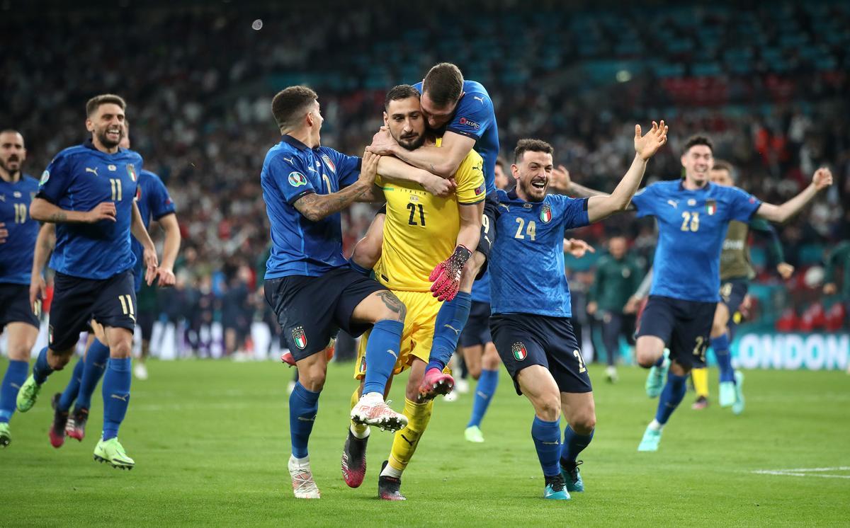 Los jugadores italianos abrazan a su portero, Donnarumma, el héroe de la tanta de penaltis en la Eurocopa 2021