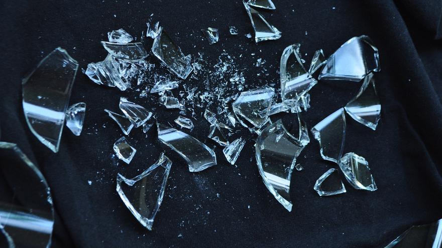 El truco para recoger cristales de un vaso roto y no cortarse con los trozos pequeños