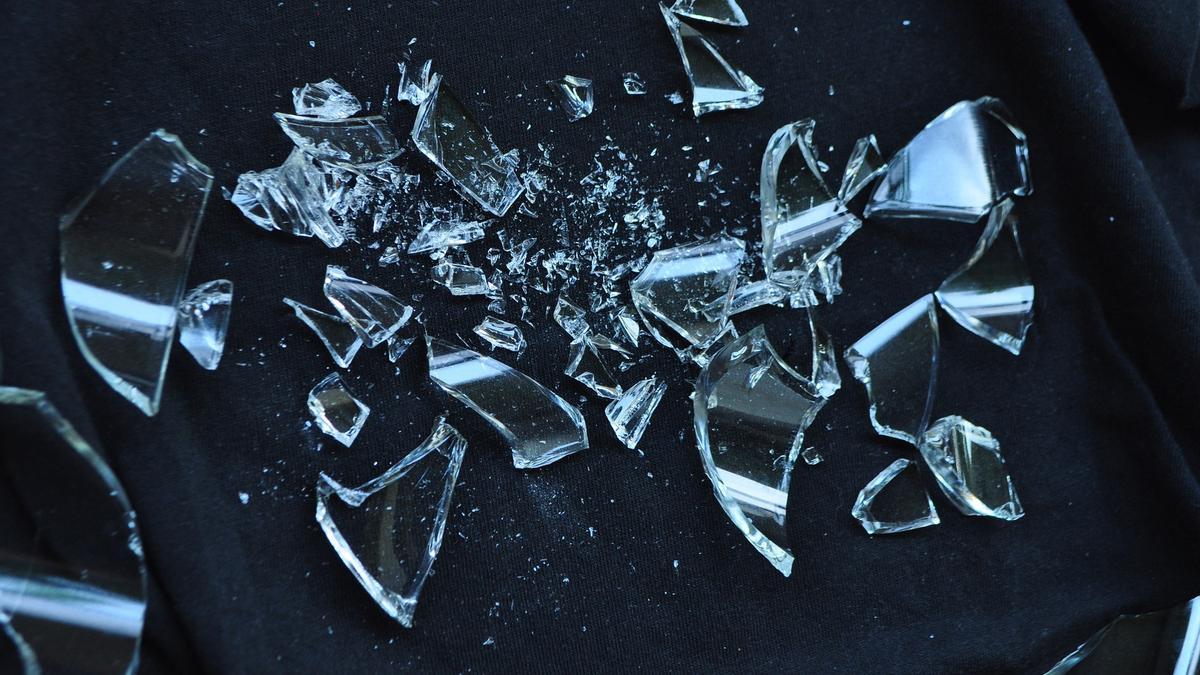 RECOGER CRISTALES SIN CORTARSE | El truco para recoger cristales de un vaso  roto y no cortarse con los trozos pequeños