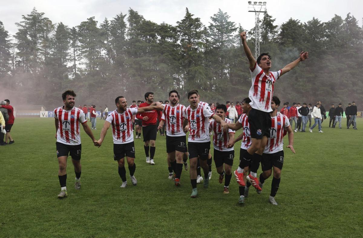 Los jugadores del Tyde celebran el ascenso a Regional Preferente el año pasado. | ALBA VILLAR