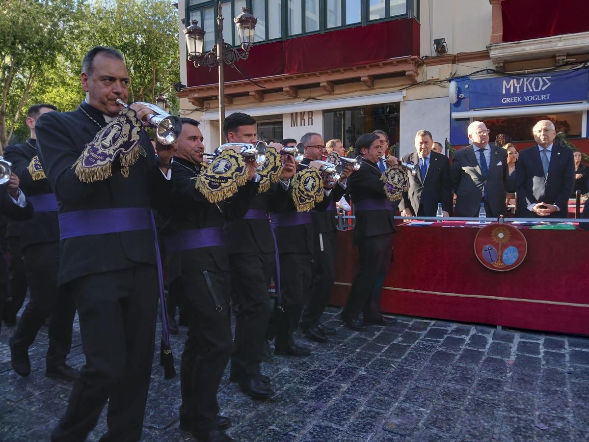 La banda de las Cigarreras pasa por el palquillo de la Campana.