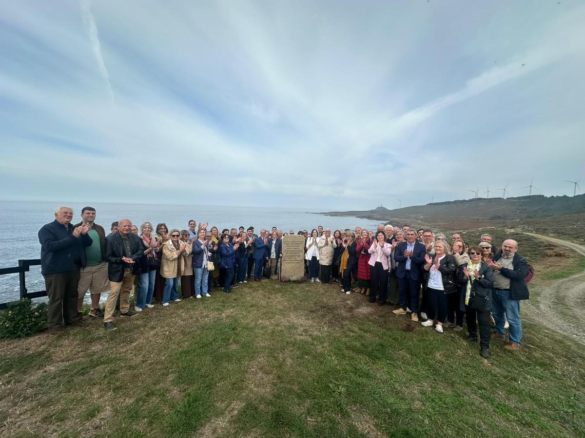 En memoria de Francesc Antich reposa este monolito en la cosa de Camariñas para recordar el compromiso del expresident ante la catástrofe del 'Prestige'.