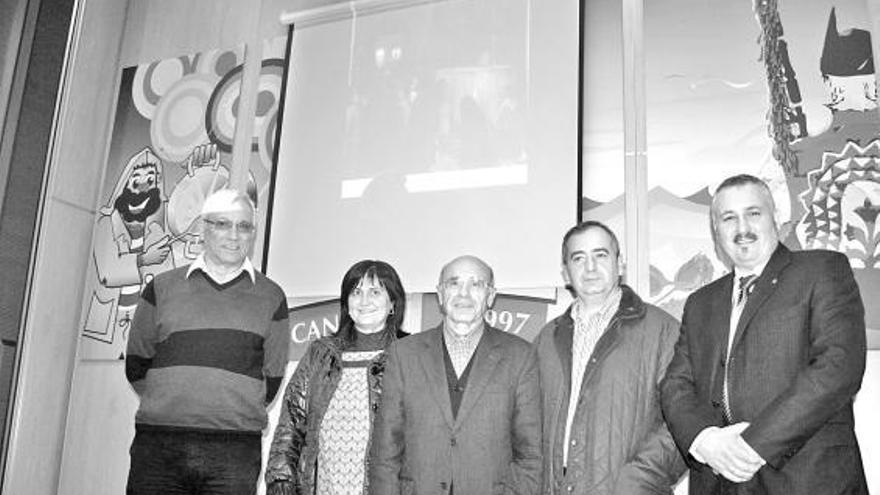 Por la izquierda, Marcelino García, Amelia Fernández, Hermenegildo Fernández, el alcalde, Ángel Riego, y Alain Fernández, en la presentación de la edición digital del porfolio de las fiestas del Cristo.