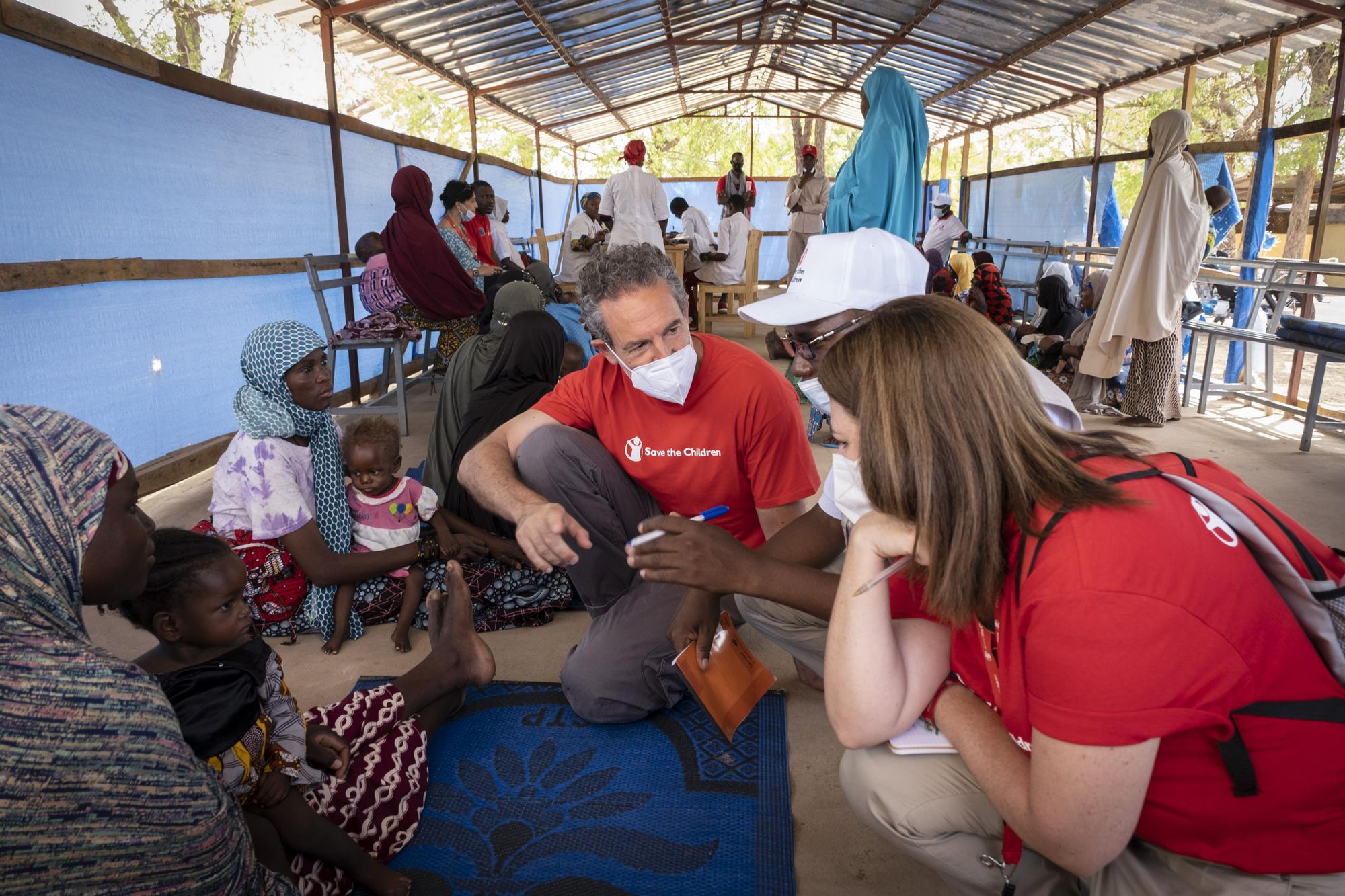 Andrés Conde, director de Save the Children España, y Celia Zafra en un centro de atención a la malnutrición en Níger.