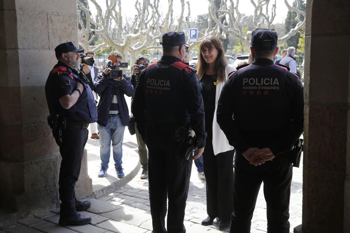 Laura Borràs frente el Parlament de Catalunya, después de conocer su sentencia