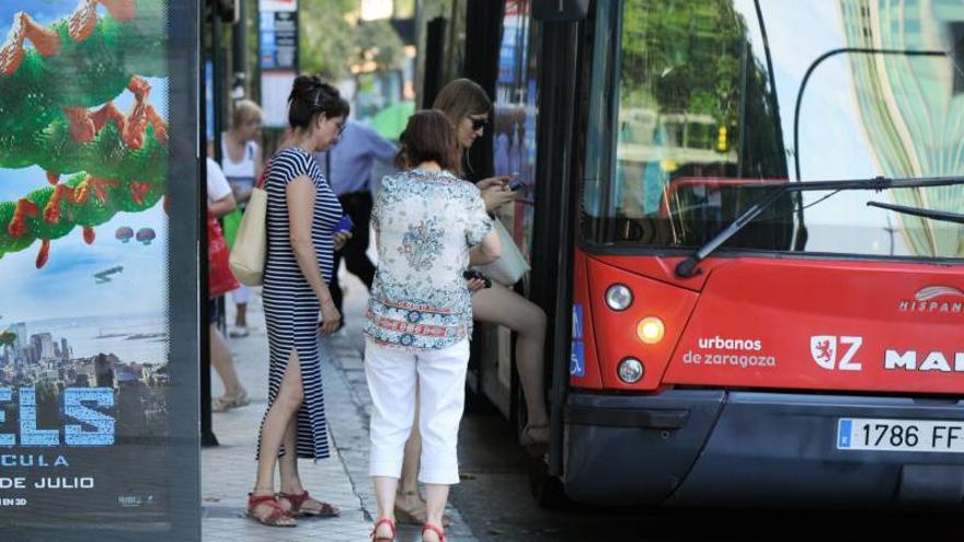 La oferta de bus urbano cae un 40% con los horarios estivales