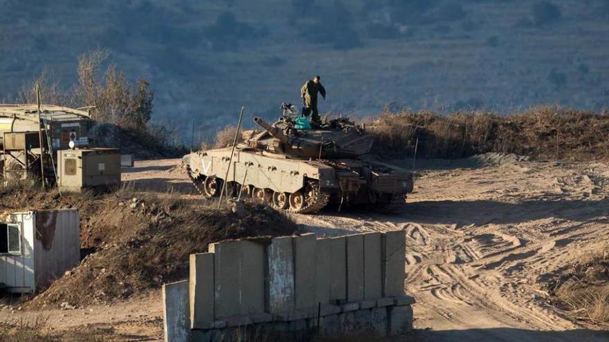 Un tanque israelí circula por el lugar donde impactaron los proyectiles sirios lanzados contra el norte de los Altos del Golán.