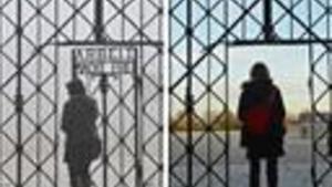 La porta del camp de concentració nazi de Dachau abans i després del robatori.
