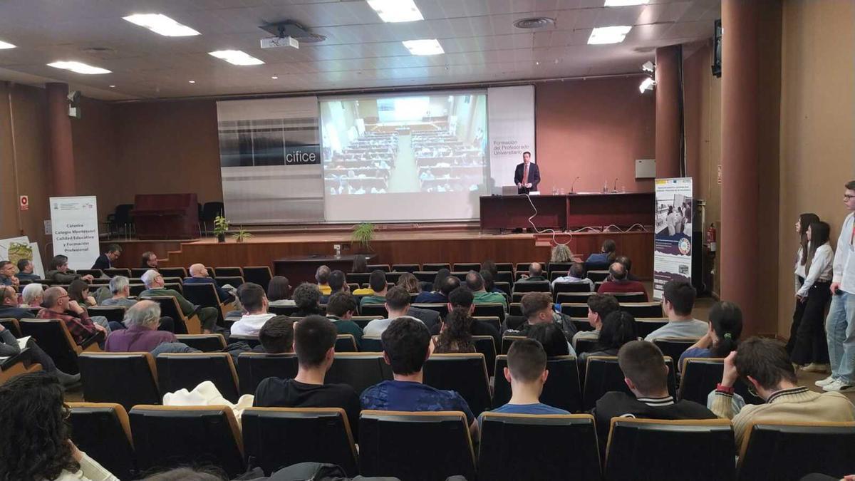 Ponencia, impartida por el Catedrático de Derecho José Luis Bermejo Latre, titulada Retos de la IA en educación: ética y regulación, durante la Jornada IA y metodologías innovadoras disruptivas en CIFICE.