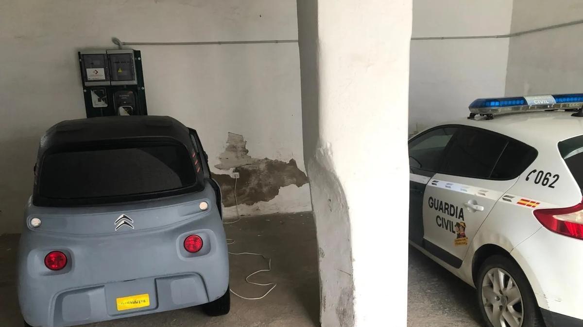 Punto de carga de vehículos en el cuartel de la Guardia Civil de Almendralejo.