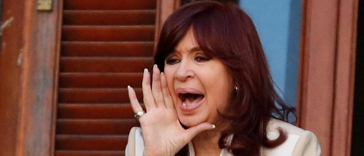 La vicepresidenta argentina, Cristina Fernández de Kirchner, saluda a sus simpatizantes desde una ventana del Congreso.