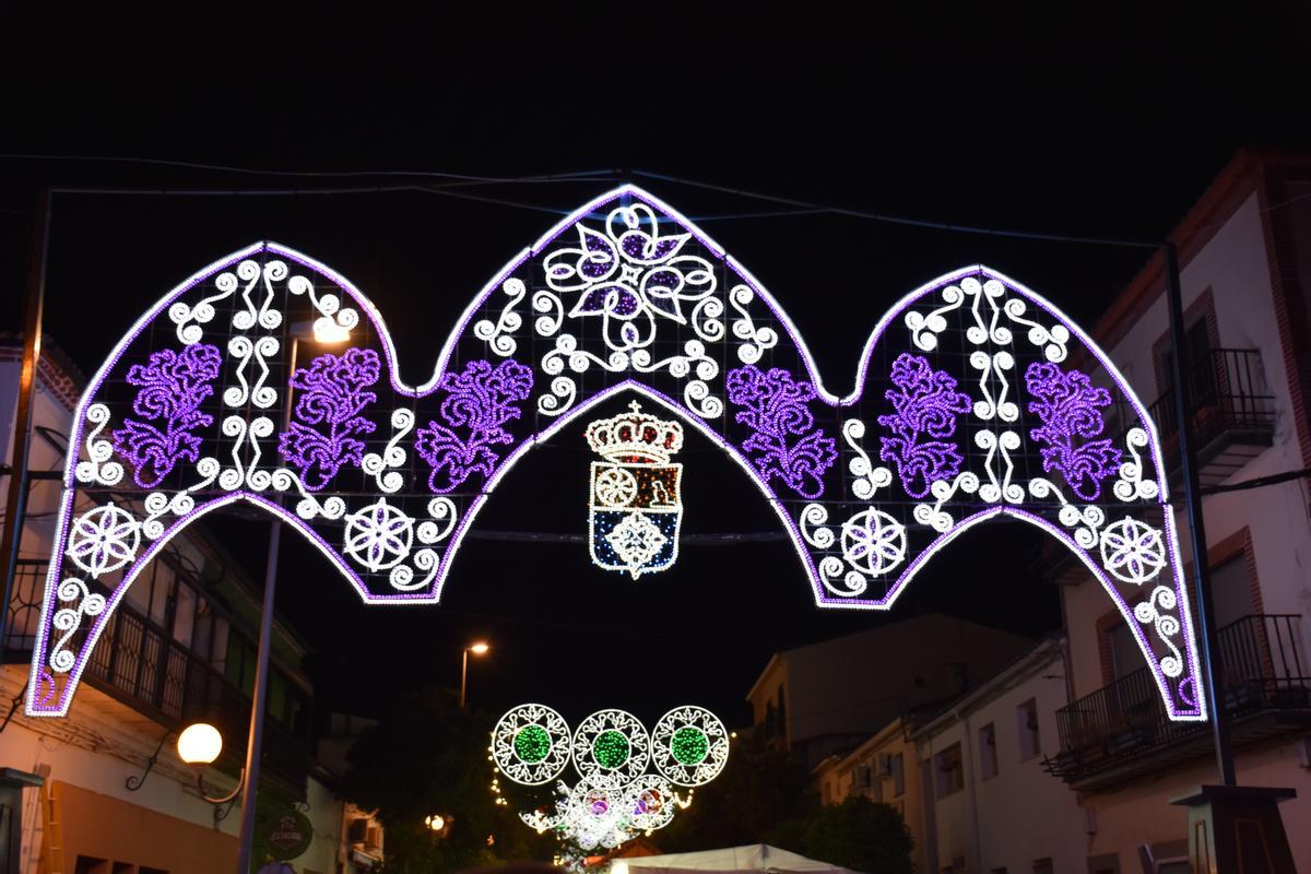 Las calles de San Vicente de Alcántara se iluminan especialmente por las Fiestas de San Miguel.