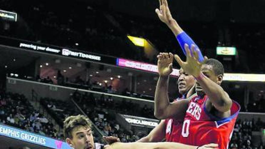 Marc Gasol intenta dar un pase bajo la canasta de los Sixers.