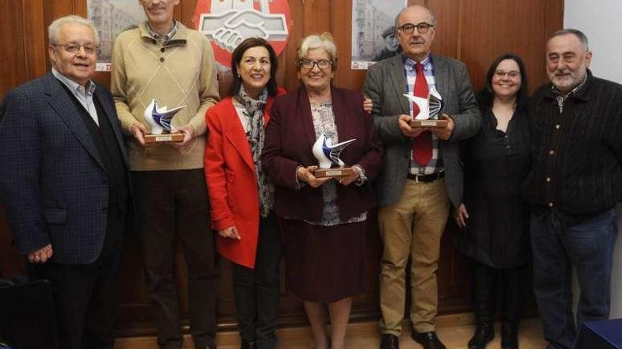 Los premiados, con una figura en sus manos, con dirigentes de UGT.