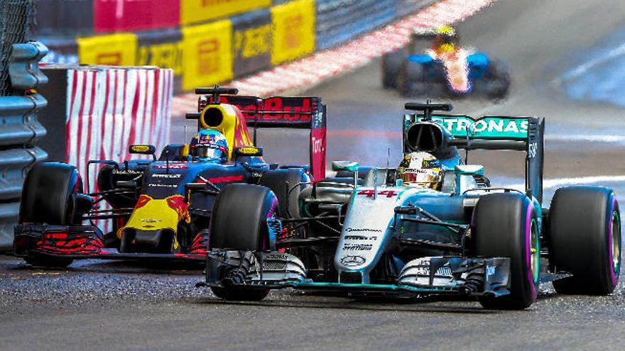 Hamilton gana, Alonso deslumbra