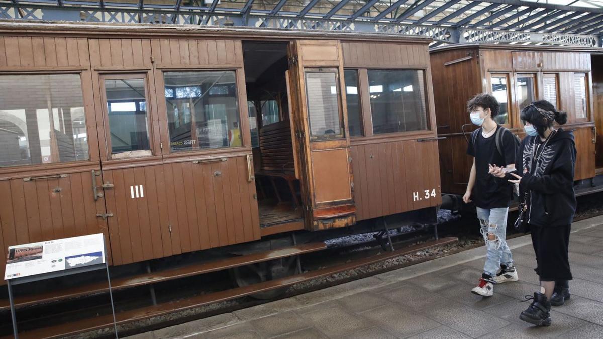 Dos visitantes, ayer por la mañana, en el Museo del Ferrocarril. | Ángel González