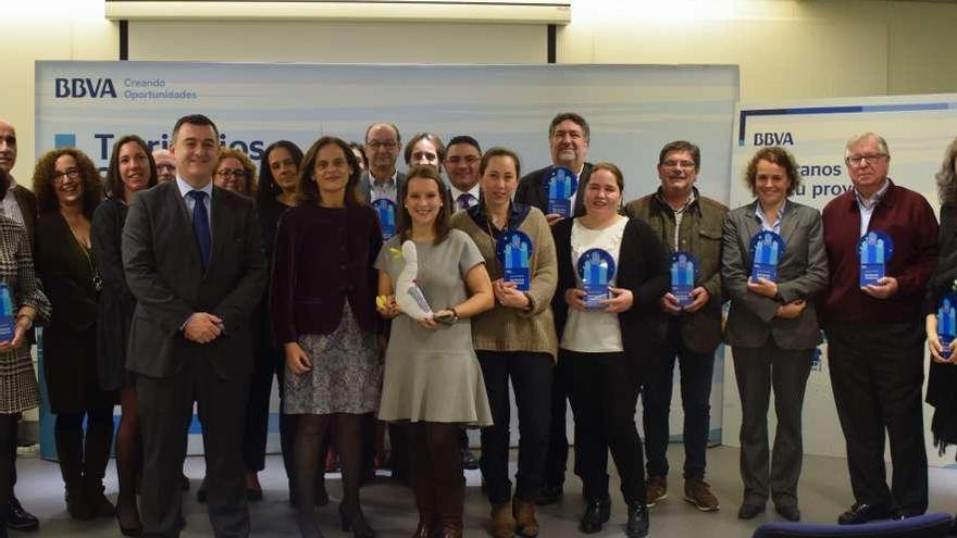 Fotografía de familia de los representantes de las entidades premiadas y sus &#039;padrinos&#039; y &#039;madrinas&#039;, con Yolanda Martínez-Bajo y José Manuel Martín Serrano, ayer, en la sede herculina del BBVA. // FdV