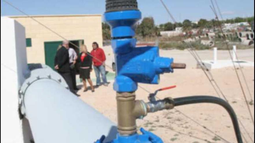 El sistema instalado en los depósitos de Carrús para aprovechar la energía que genera el salto de agua de las canalizaciones