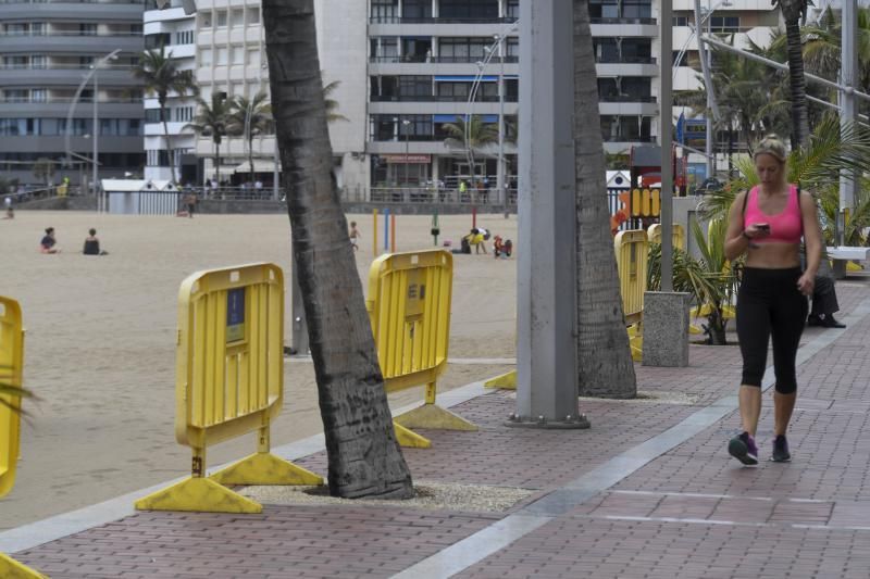 23-06-20 LAS PALMAS DE GRAN CANARIA.PLAYA DE LAS CANTERAS.LAS PALMAS DE GRAN CANARIA. Fotos de la gente desalojando Las Canteras. Fotos: Juan Castro  | 23/06/2020 | Fotógrafo: Juan Carlos Castro