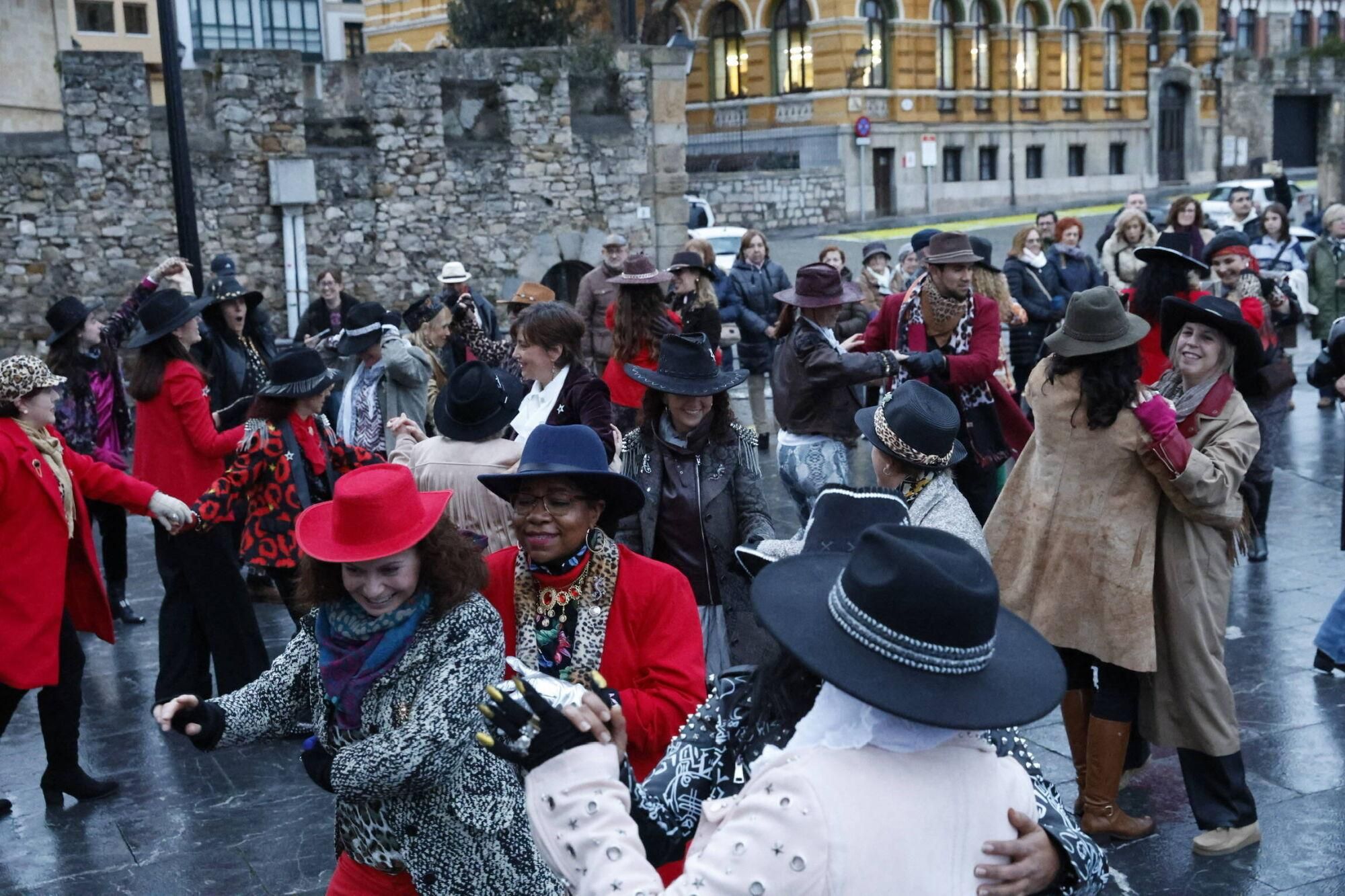 EN IMÁGENES: Flashmob en honor a Tino Casal en Gijón