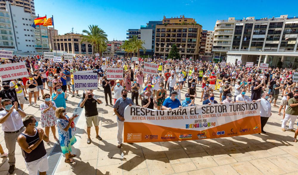 Más de 500 personas se manifiestan en Benidorm contra la decisión del cierre del ocio nocturno.