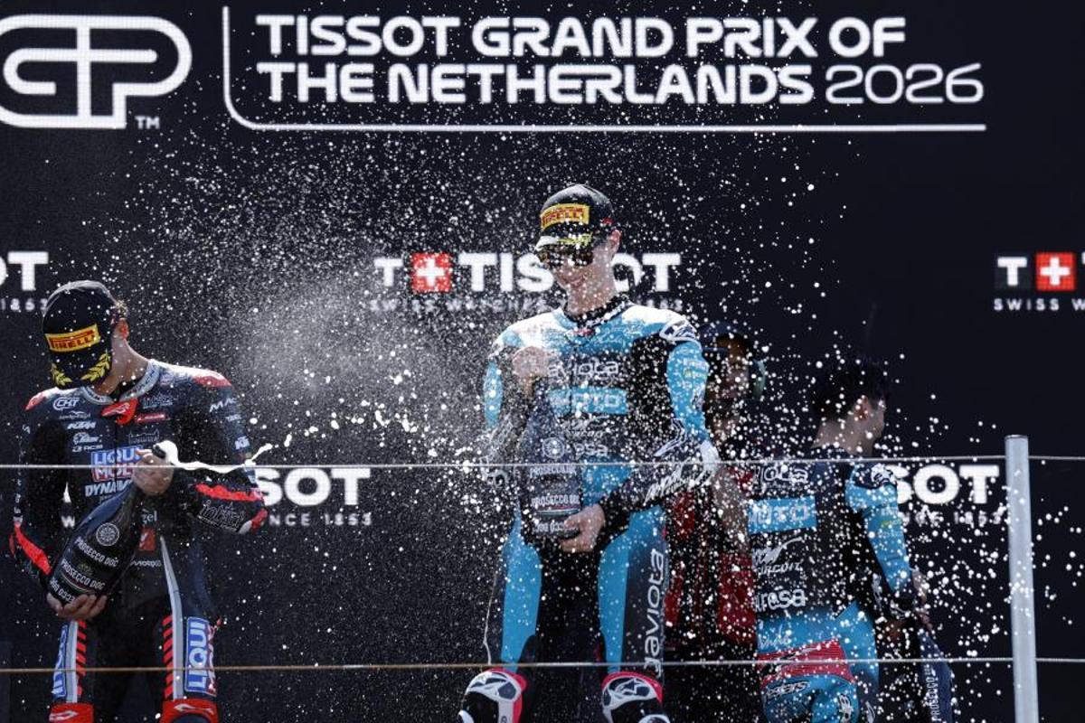 Máximo Quiles es regado en cava en el podio del Gran Premio de Holanda en Assen