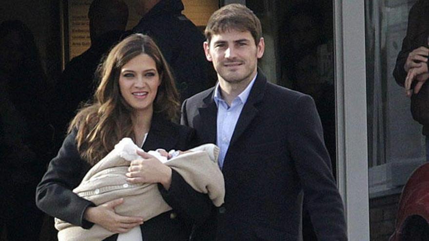 Iker Casillas y Sara Carbonero junto a su hijo Martín