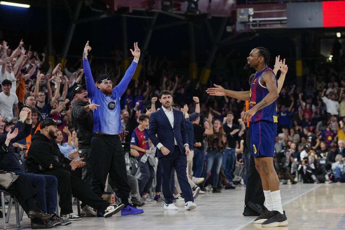 Kevin Punter celebra un triple desde el centro de la cancha en el Palau.