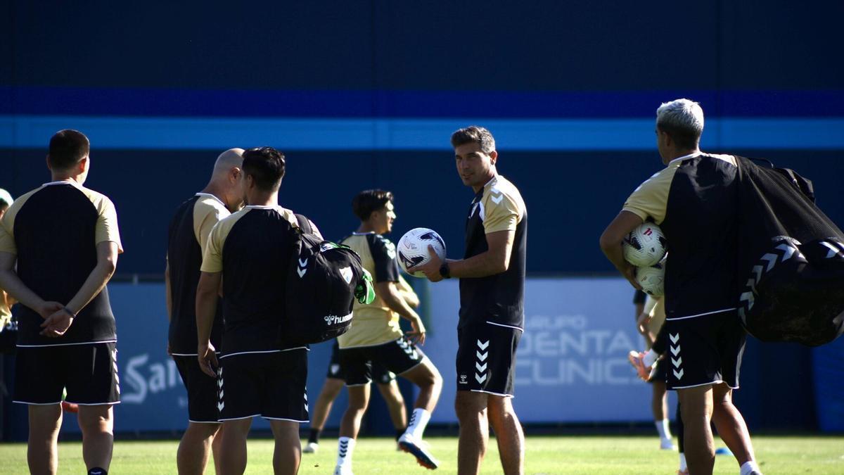 Foto de un entrenamiento del Málaga CF en el anexo de La Rosaleda