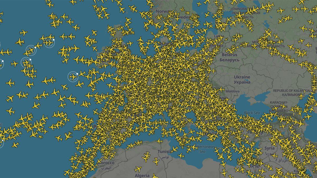 Imagen en tiempo real del tráfico aéreo europeo tras el cierre del espacio aéreo ucraniano.