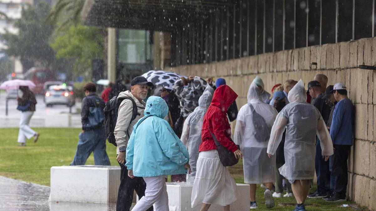 Los cruceristas sin excursiones programadas visitaron brevemente la ciudad bajo la lluvia incesante de la mañana.